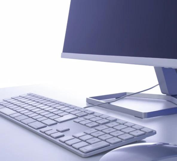 デスクの上にあるモニターとキーボードの画像